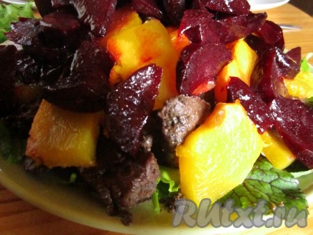 Поверх печёнки и тыквы раскладываем кусочки свёклы.