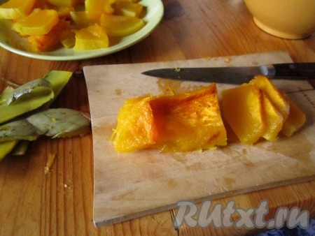 Печёную тыкву очищаем от кожуры и режем крупными ломтиками. Убираем в тёплое место, чтобы не остыла (например, в остывающую духовку).
