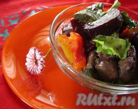 Также можно &nbsp;разложить салат с печёной тыквой, свёклой и куриной печенью порционно в небольшие прозрачные салатники. Получается очень симпатично!
