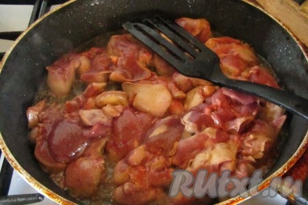 Обжариваем куриную печёнку на оливковом масле. Чтобы печень получилась мягкой, нужно соблюсти несколько обязательных условий:
- ни капли воды!
- обжариваем на большом огне с открытой крышкой;
- сковорода должна быть достаточного размера, чтобы печень жарилась в один слой.