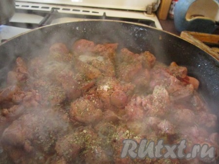 Когда печень схватится со всех сторон, добавим соль и пряные травы - тимьян, орегано и майоран. Количество - на Ваш вкус.
