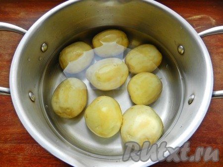 Картофель очистить, залить холодной водой и поставить варить. Когда вода закипит, добавить по вкусу соль и варить картофель на небольшом огне до готовности.