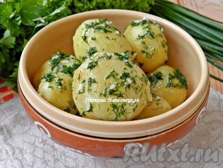 Когда картофель сварится, слить из кастрюли всю воду и добавить масло. Кастрюлю немного потрясти, чтобы масло равномерно распределилось. Подавать сразу же.
Вкусный и ароматный молодой отварной картофель готов.