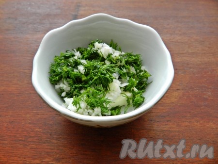 Размягченное сливочное масло смешать с укропом и чесноком.