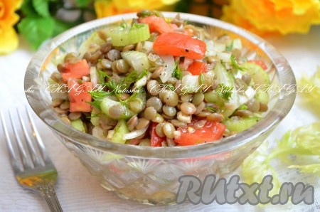 Выложить полезный и вкусный салат из чечевицы с помидорами в салатник и можно подавать на стол.

