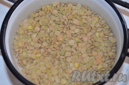 Чечевицу залить холодной водой и поставить на огонь. Как закипит, варить примерно 15 минут на медленном огне. Смотреть, чтобы не переварилась.
