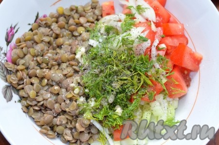 Сложить все в миску, полить маслом, посолить и поперчить. Перемешать.