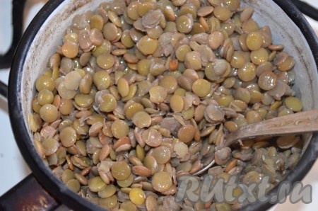 Если осталась вода после варки - слить.
