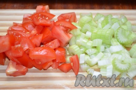 Нарезать помидоры и сельдерей.