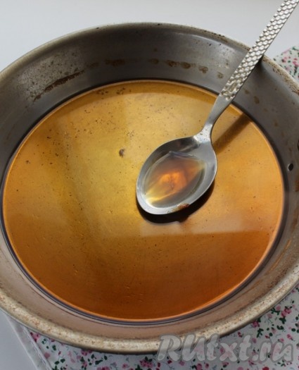 Как только сахар расплавится и приобретет золотистый оттенок, сразу влить воду, убавить огонь до среднего и, постоянно помешивая, растворить сахар с солью.

