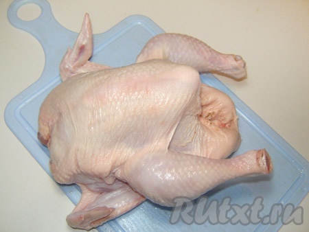 Лучше всего для фаршировки подойдет подготовленная тушка цыпленка бройлера, т.к. мясо у такой курицы нежное, а срок приготовления цыпленка намного меньше, чем обычной птицы.