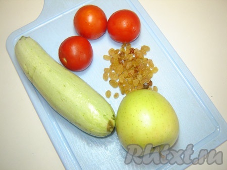 Подготовим ингредиенты для фаршировки. Очищаем кабачки от кожуры. Нарезаем кабачки, яблоко и помидоры кусочками. Смешиваем с изюмом и солим по вкусу.