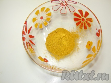 Смешиваем одну ложку приправы карри с двумя столовыми ложками майонеза.