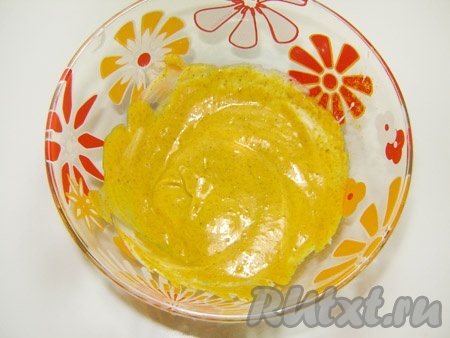 Смешиваем одну ложку приправы карри с двумя столовыми ложками майонеза.