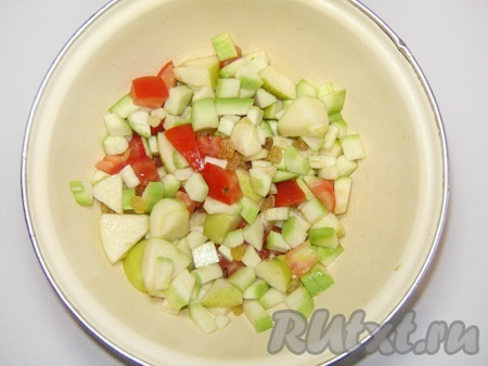 Подготовим ингредиенты для фаршировки. Очищаем кабачки от кожуры. Нарезаем кабачки, яблоко и помидоры кусочками. Смешиваем с изюмом и солим по вкусу.