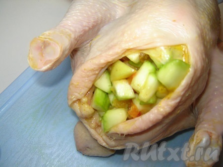 Набиваем тушку курицы нашим «фаршем». Зашиваем ниткой отверстие.