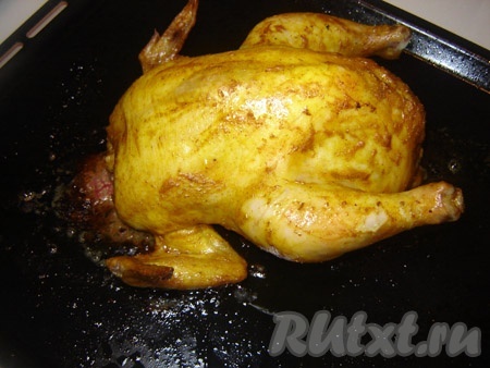 Подготовленную тушку укладываем на противень и отправляем в разогретую до 180 градусов духовку на 60-70 минут.

Не забывайте, что на приготовление курицы  целиком вам потребуется больше времени, чем на приготовление отдельных кусочков. Готовность курицы проверяем зубочисткой или вилкой. Выньте тушку из духовки, проткните мякоть в разных местах. Если из проколов вытекает прозрачный сок, то наша фаршированная курочка готова.