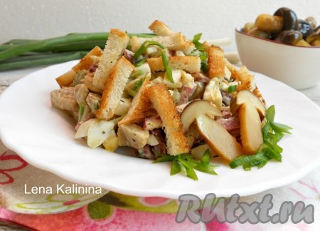 Салат с грибами и сухариками