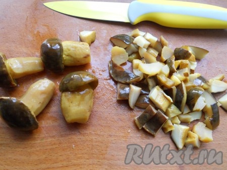 Грибочки порезать небольшими кусочками.
