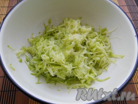 Если у кабачка толстая кожура, её нужно срезать, крупные семечки тоже нужно будет удалить. Если вы возьмёте кабачок с тонкой кожицей и мелкими семечками, тогда можно готовить вместе с кожурой, просто обрезав кончики кабачка с двух сторон. 200 грамм подготовленного кабачка натереть на крупной тёрке, немного посолить, отжать руками от лишнего сока. Выделившуюся жидкость слить.