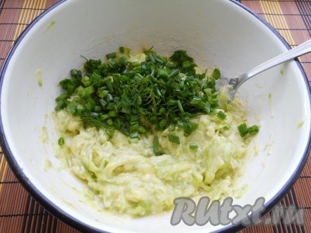 Понемногу добавляя оставшуюся муку, замесить тесто, которое по густоте будет напоминать достаточно густую сметану. Свежую зелень (у меня - укроп и зелёный лук) промыть водой, обсушить, мелко нарезать, добавить в кабачковое тесто, ещё раз тщательно перемешать.