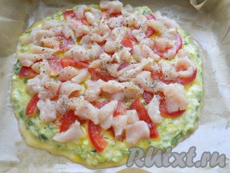 Если будете готовить с мясом курицы, тогда куриное филе нужно промыть водой, обсушить, посолить. Поверх помидоров выложить небольшие кусочки нарезанного куриного филе (или колбасы), посыпать специями (в качестве специй я использовала чёрный молотый перец и 2 щепотки прованских трав).