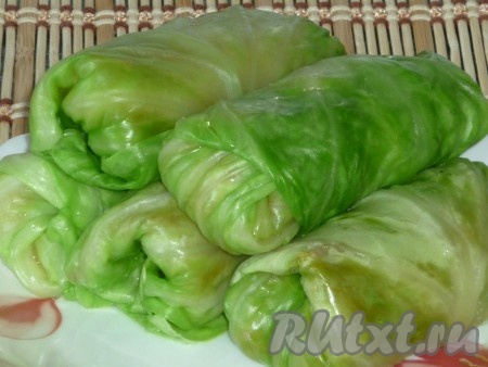 Сворачиваем капустный лист с фаршем конвертиком.