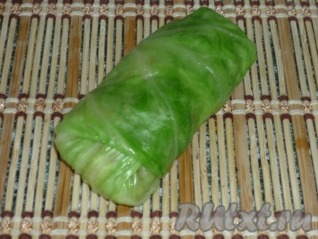 Сворачиваем капустный лист с фаршем конвертиком.