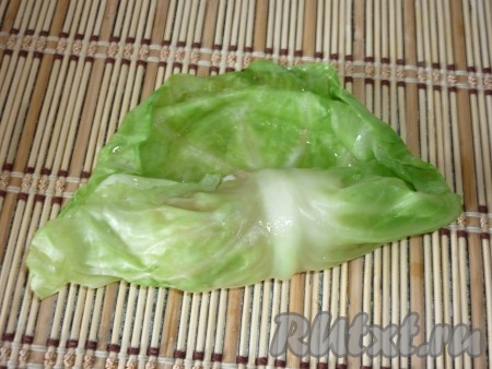 Сворачиваем капустный лист с фаршем конвертиком.