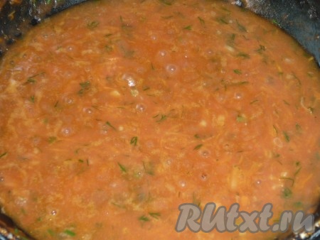 Приготовим соус для голубцов. Для этого натираем на крупной тёрке 1 морковь и мелко нарезаем 1/2 луковицы, выкладываем на сковороду с растительным маслом, обжариваем овощи на среднем огне, иногда помешивая, минут 5-6 (до мягкости морковки), время от времени помешивая. Затем вливаем томатную пасту, разведённую в воде, добавляем нарезанный укроп, соль, чёрный молотый перец и перемешиваем, доводим соус до кипения, уменьшаем огонь, провариваем 1-2 минуты, убираем с огня.