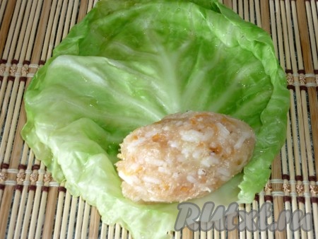 На каждый лист капусты кладём часть фарша.