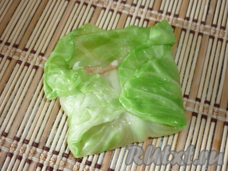 Сворачиваем капустный лист с фаршем конвертиком.