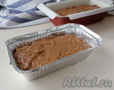 В отдельной чаше взбить мягкое сливочное масло (масло нужно заранее достать из холодильника, чтобы оно полежало при комнатной температуре и стало мягким) и сахар миксером до однородной массы. Затем, не прекращая взбивать, добавить по одному яйцу, продолжая непрерывно взбивать. В получившуюся однородную массу добавить половину мучной смеси, перемешать до однородности с помощью ложки, затем выложить половину тыквенно-шоколадной смеси, перемешать, после этого по очереди добавить оставшуюся мучную смесь и оставшуюся тыквенно-шоколадную смесь. Тесто для приготовления кекса с тыквой и шоколадом должно получиться густым. Прямоугольную форму для выпечки (длиной не меньше 25 сантиметров) смазать сливочным маслом (можно застелить форму бумагой), выложить тесто, заполняя форму на 2/3 объёма, разровнять. У меня осталось тесто на ещё одну небольшую форму.