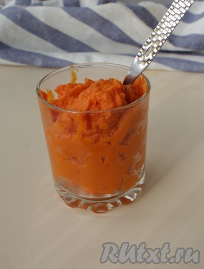 Для приготовления тыквенно-шоколадного кекса нам понадобится 1 стакан объёмом 200 миллилитров тыквенного пюре, дать ему полностью остыть.