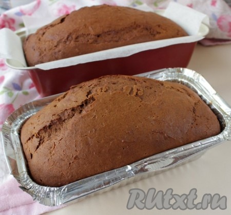 Духовку разогреть до 180-200 градусов и выпекать тыквенно-шоколадный кекс 1 час. Готовность проверить сухой лучиной (лучина после прокалывания готового кекса останется сухой, на ней не будет следов теста). Оставить готовый кекс на 10 минут в форме, затем достать и остудить на решётке. Если на кексе появятся трещинки, пусть вас это не смущает, - это гарантия отличной выпечки.