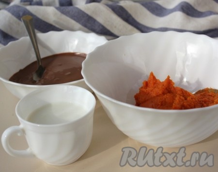 В отдельной миске смешать кефир, тыквенное пюре, растопленный шоколад, ванилин и соду.