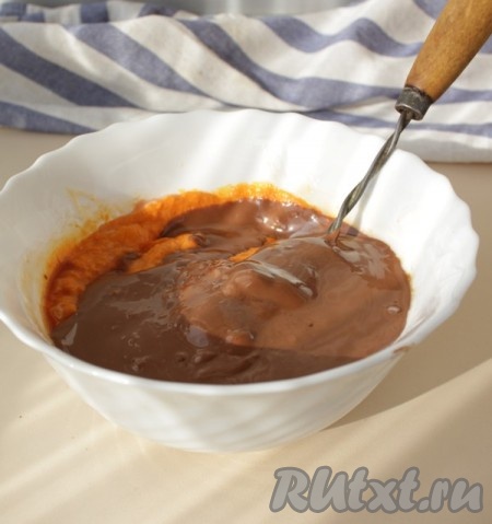 Хорошо перемешать получившуюся тыквенно-шоколадную смесь.
