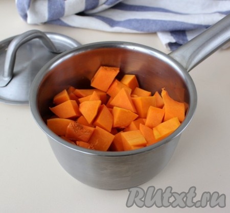 В кастрюлю налить немного воды, чтобы только прикрыла дно, выложить тыкву и поставить на огонь, тушить до мягкости (в течение минут 15-20), периодически помешивая. Если после тушения останется вода, её нужно слить, а мягкие кусочки тыквы остудить немного.
