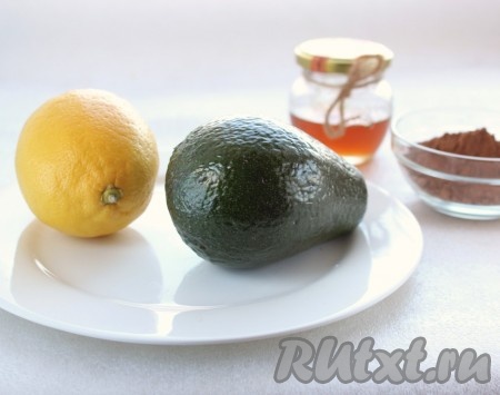 Приготовить продукты для приготовления шоколадной пасты из авокадо и какао.
