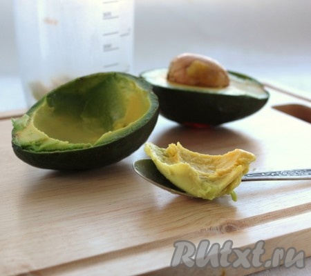 Авокадо для этого десерта надо брать спелый, чтобы мякоть легко отделялась от шкурки. Отделить мякоть авокадо от шкурки и поместить в чашу блендера, сбрызнуть немного лимонным соком.