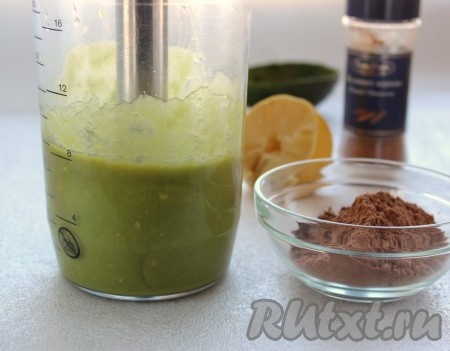 В чашу добавить сахар (я добавила коричневый сахар, он придаст пасте карамельную нотку), 2 столовых ложки мёда, пробить блендером до однородности. Затем всыпать какао и ещё раз пробить. Пробуем на вкус и добавляем, по желанию, лимонный сок и ещё 1 столовую ложку мёда.