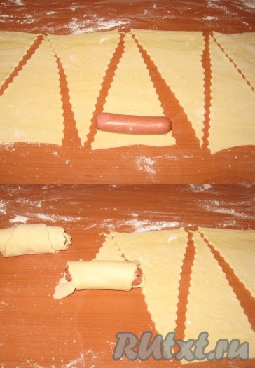 Каждую часть слоеного дрожжевого теста на присыпанной мукой рабочей поверхности&nbsp; раскатать в прямоугольник, разрезать на треугольники. На широкую часть каждого треугольника выложить по сосиске, свернуть рулетиком.
