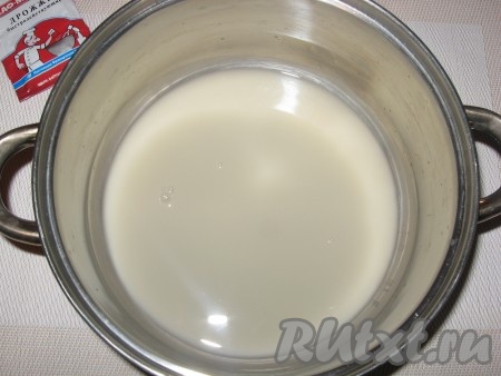 Приготовление теста: в теплой воде растворить дрожжи и сахар, дать постоять минут 10-15.
