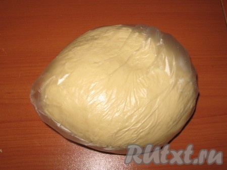 Тесто завернуть в полиэтиленовый пакет и положить в холодильник минут на 15. 