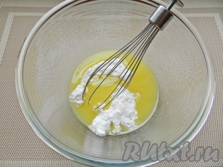 Сливочное масло растопить, дать ему немного остыть, перелить в объёмную миску. К маслу всыпать соль и сахарную пудру, взбить венчиком до однородности.