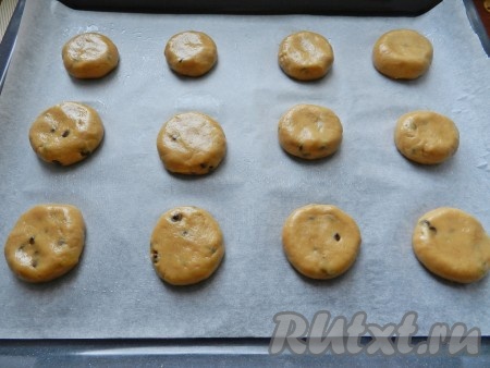 Противень застелить бумагой для выпечки, смазать её растительным маслом. Из теста руками скатывать небольшие шарики (у меня получилось 12 штук), выкладывать их на противень на расстоянии друг от друга. Шарики прижать ладонью, чтобы получились небольшие лепёшки.