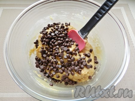 Тесто для печенья должно получиться густым, вязким. В тесто добавить шоколадные капли и хорошо перемешать.