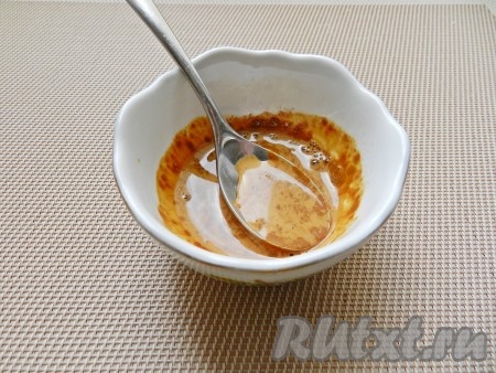 В небольшой ёмкости развести растворимый кофе в тёплой воде, перемешать и добавить в яично-масляную смесь, перемешать.