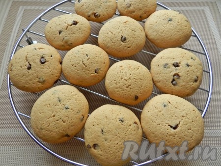 Готовое печенье переложить на решётку и остудить.