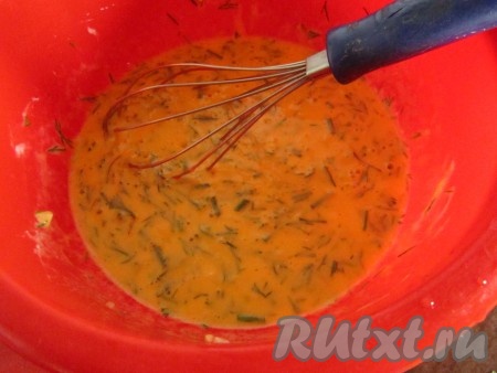 Пока рыба и овощи продолжают тушиться, смешаем, как для омлета, в глубокой миске яйца, сметану или молоко, измельчённые укроп и чеснок, также немного присолим.